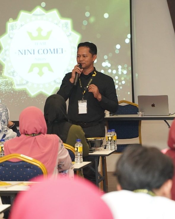 Cikgu Azizi menyampaikan taklimat emas kepada peserta