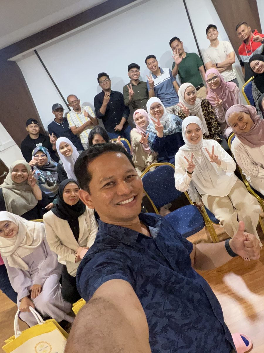 Cikgu Azizi bergambar bersama ahli Team CikguEmas selepas sesi